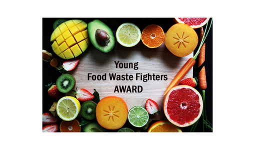 Holzbrett mit buntem Obst und Gemüse, in der Mitte steht Young Food Waste Fighters AWARD.