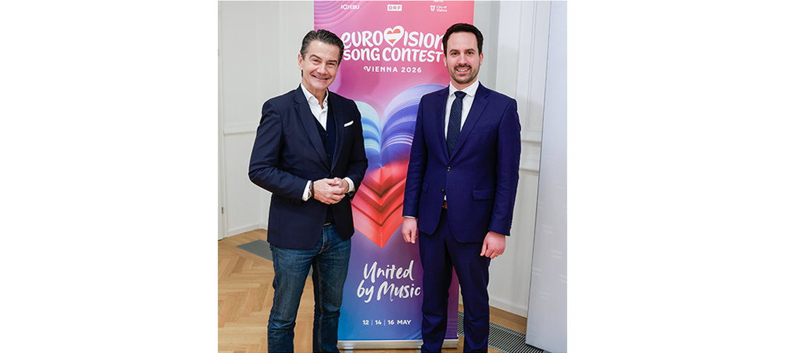 Roland Weißmann, Christoph Wiederkehr stehen vor ein Rollup von United by Music