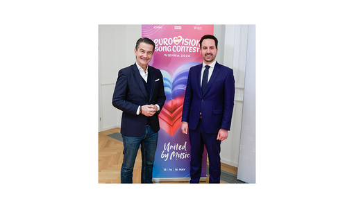 Roland Weißmann, Christoph Wiederkehr stehen vor ein Rollup von United by Music