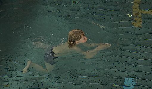 Mädchen schwimmt