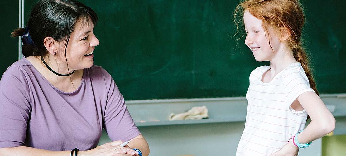 KEL-Gespräch Kind spricht mit Lehrerin