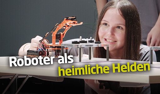 Mädchen arbeitet mit Roboterarm