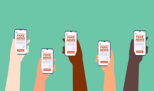 Grafik mit 5 Händen, die Smartphones mit der Aufschrift Fake News hochhalten