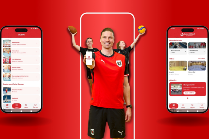 Person in Sportkleidung präsentiert die Ballschule-Österreich-App, flankiert von zwei Smartphone-Ansichten mit Trainingsvideos und Übungsinhalten für verschiedene Ballsportarten.