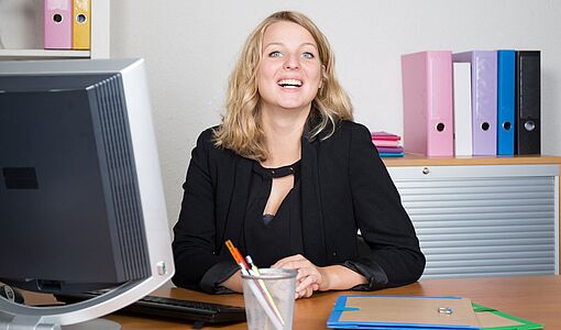Frau vor einem Computer in der Schule
