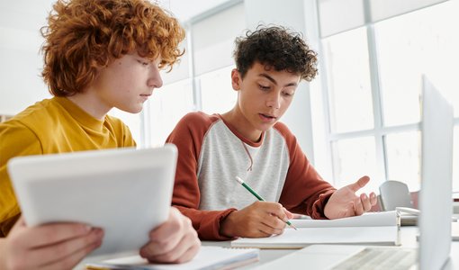 Schüler arbeiten an Laptop und Tablet
