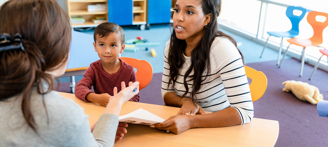 Mutter, Schüler und Lehrer beim Elternsprechtag
