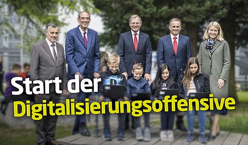 Bildungsdirektor Alfred Klampfer, Bildungsminister Heinz Faßmann, OÖ Landeshauptmann Thomas Stelzer, LH-Stv. Christine Haberlander und Direktor Thomas Riedl mit 4 Schülern, die die neuen Laptops in Händen halten