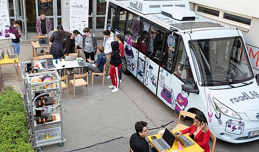 E-Bus des Technischen Museums Wien mit dem neuen MINT-Vermittlungsangebot roadLAB