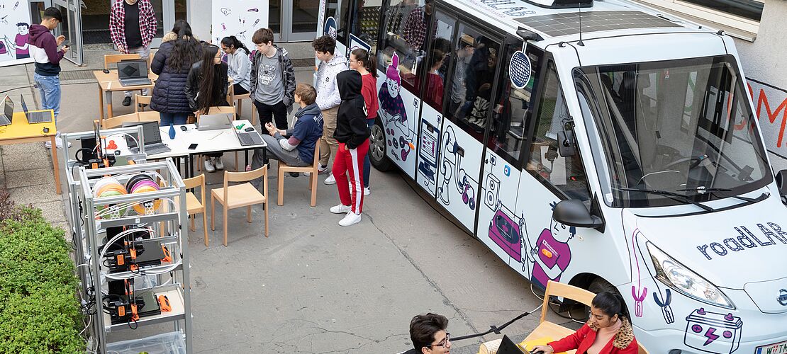 E-Bus des Technischen Museums Wien mit dem neuen MINT-Vermittlungsangebot roadLAB