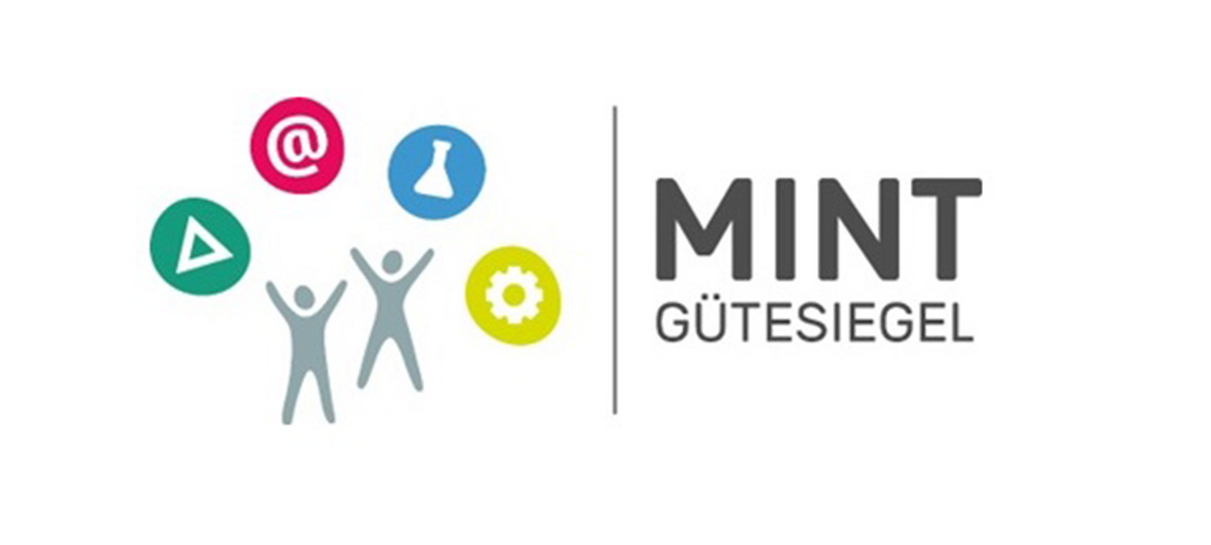 Zwei Personen mit vier MINT-Symbolen über dem Kopf: grünes Dreieck, rotes @, blaue Chemieflasche, gelbes Zahnrad