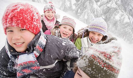 Schüler haben Spaß im Schnee