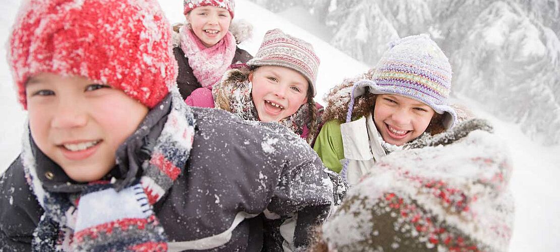 Schüler haben Spaß im Schnee