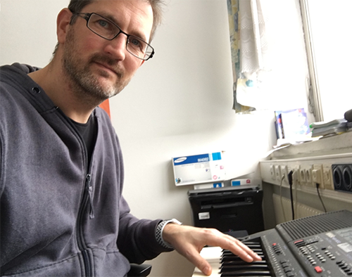 Musikwissenschafter und Pädagoge Thomas Raber vorm Keyboard