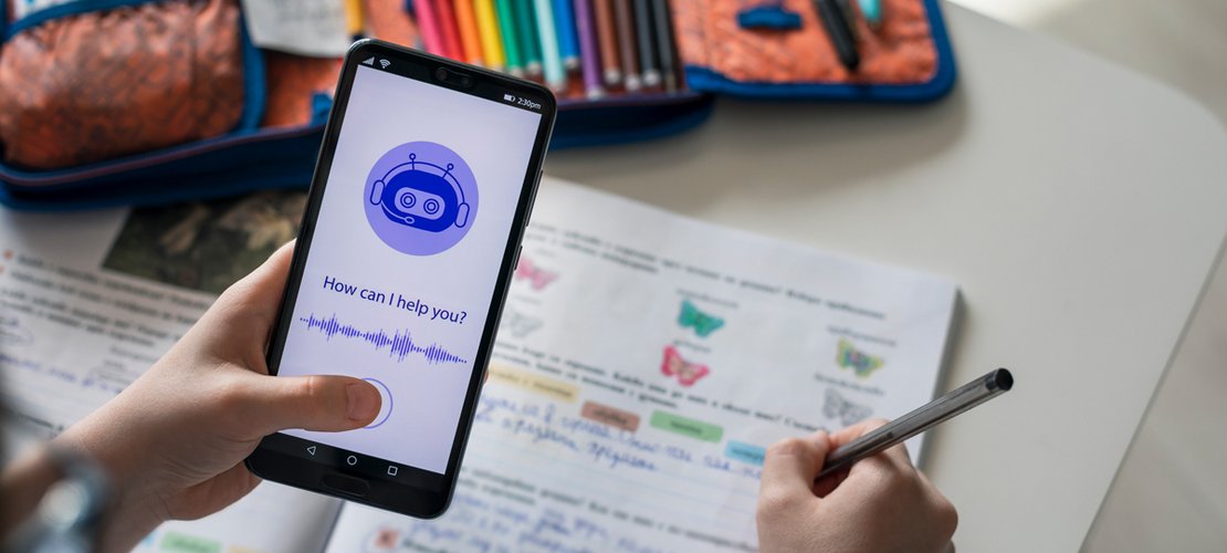 Kind, das einen KI-Chatbot am Smartphone verwendet