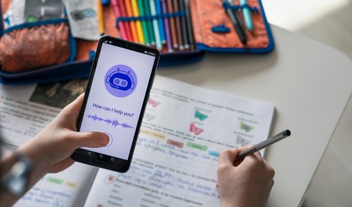 Kind, das einen KI-Chatbot am Smartphone verwendet