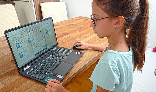 Ella vor Laptop