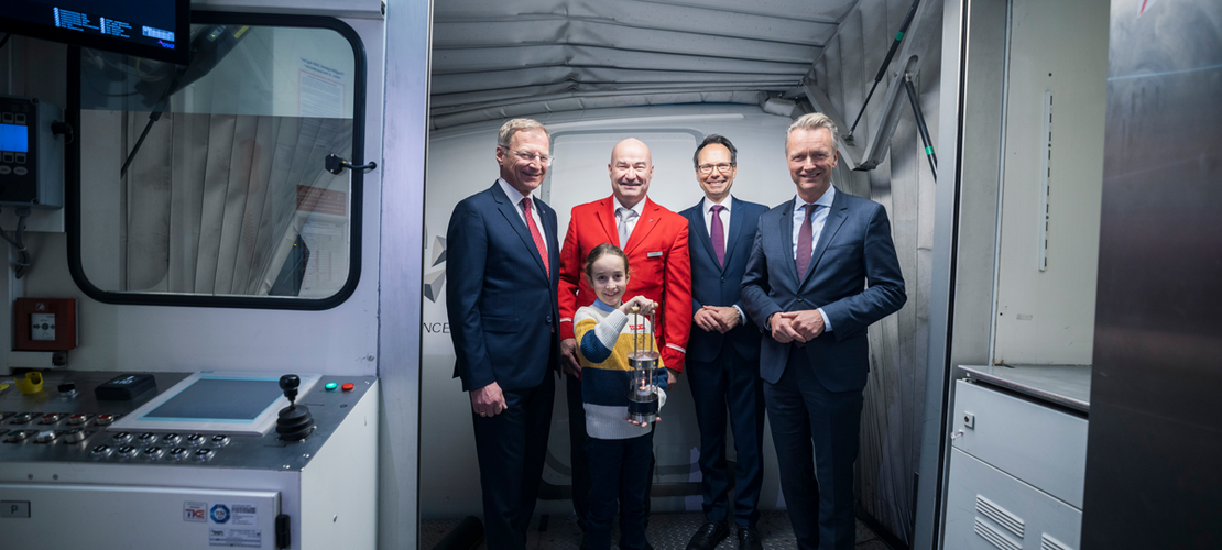 Ankunft des „ORF-Friedenslichts“ am Flughafen Wien-Schwechat (v. l. n. r.: Landeshauptmann Mag. Thomas Stelzer, ORF-Friedenslichtkind Michael Putz, Wolfgang Kerndler / Austrian Airlines, Günther Madlberger / ORF Oberösterreich und ORF Oberösterreich-Landesdirektor Klaus Obereder).