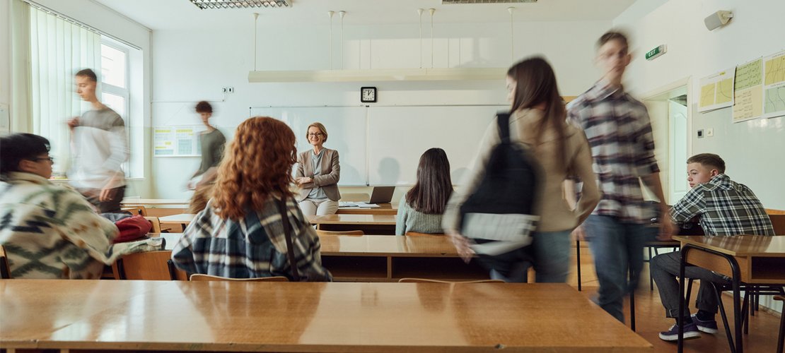 Schülerinnen und Schüler in einer Klasse