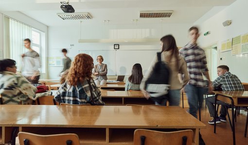 Schülerinnen und Schüler in einer Klasse