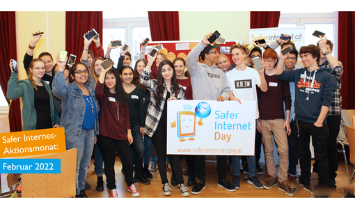 Gruppenbild mit Jugendlichen, die ihr Smartphone in die Höhe halten