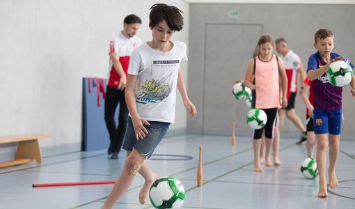 Lui Kinder üben spielerisch den Umgang mit dem Ball beim Projekt Schule am Ball