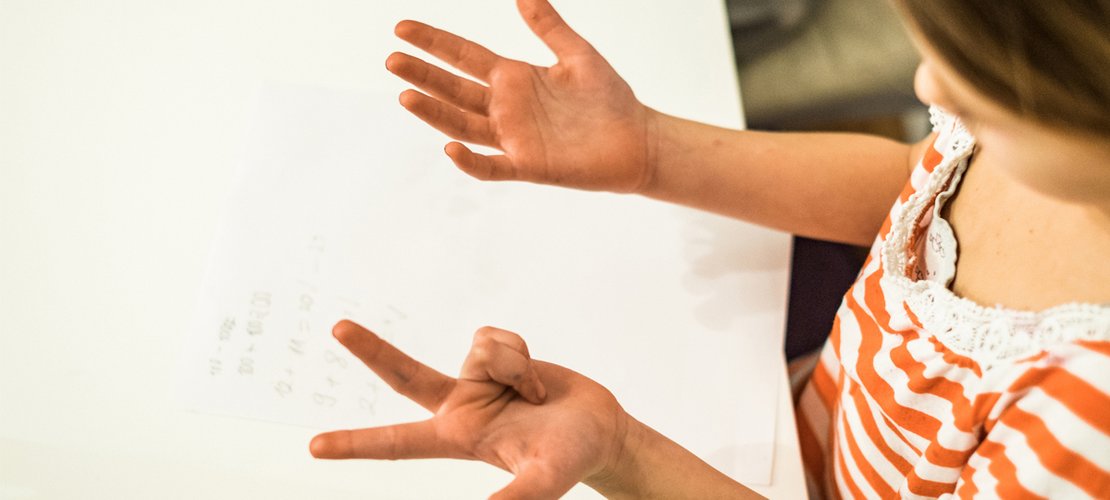 Kind rechnet mit den Fingern