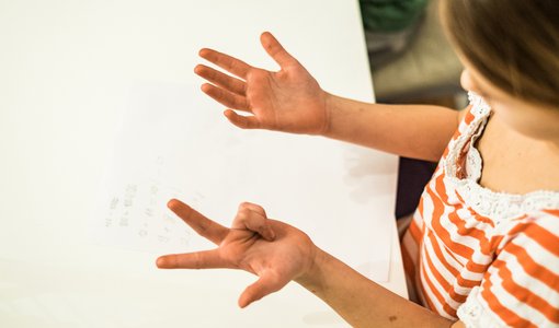 Kind rechnet mit den Fingern