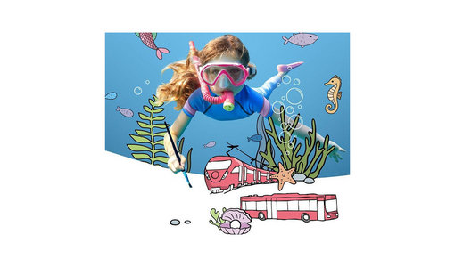 Kind mit Taucherbrille und Schnorchel schwimmt unter Wasser und malt gezeichnete Unterwasserwelt mit Zug, Bus und Meeresbewohnern.