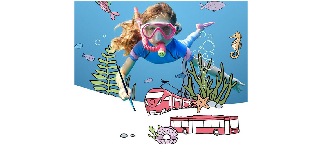 Kind mit Taucherbrille und Schnorchel schwimmt unter Wasser und malt gezeichnete Unterwasserwelt mit Zug, Bus und Meeresbewohnern.