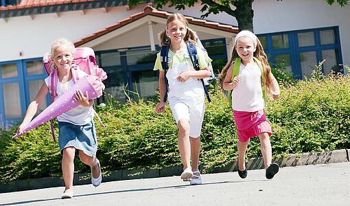 Getty Images / kzenon Kinder auf dem Weg zum ersten Schultag