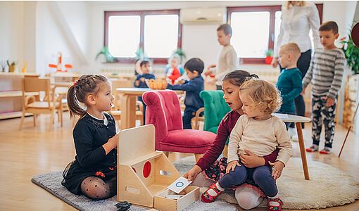 Kindergartenkinder beim Spielen
