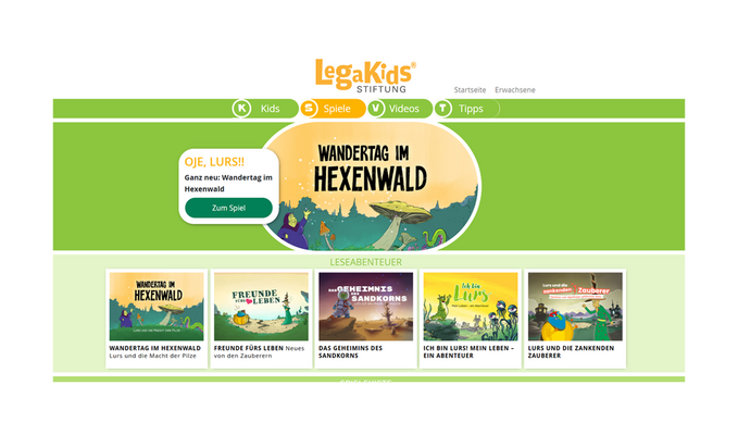 Eine grüne Webseite der LegaKids Stiftung zeigt oben das Spiel „Wandertag im Hexenwald“ und darunter mehrere Vorschaubilder weiterer Leseabenteuer.