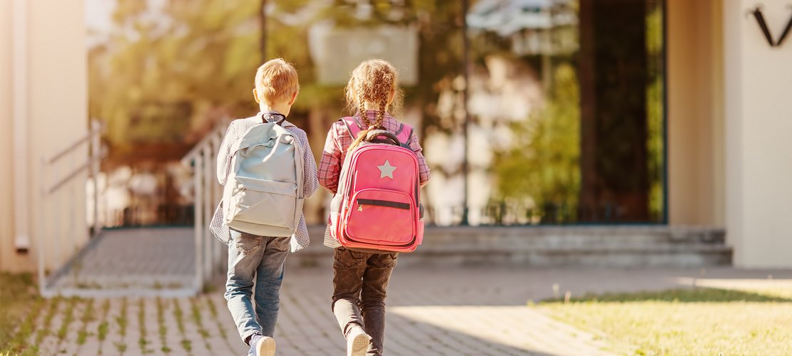 Kinder auf dem Schulweg