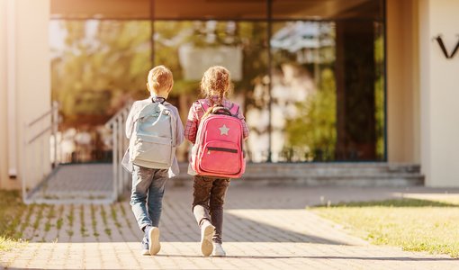Kinder auf dem Schulweg