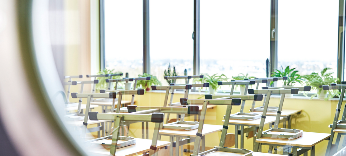 Leeres Klassenzimmer mit Blick auf die Fensterreihe