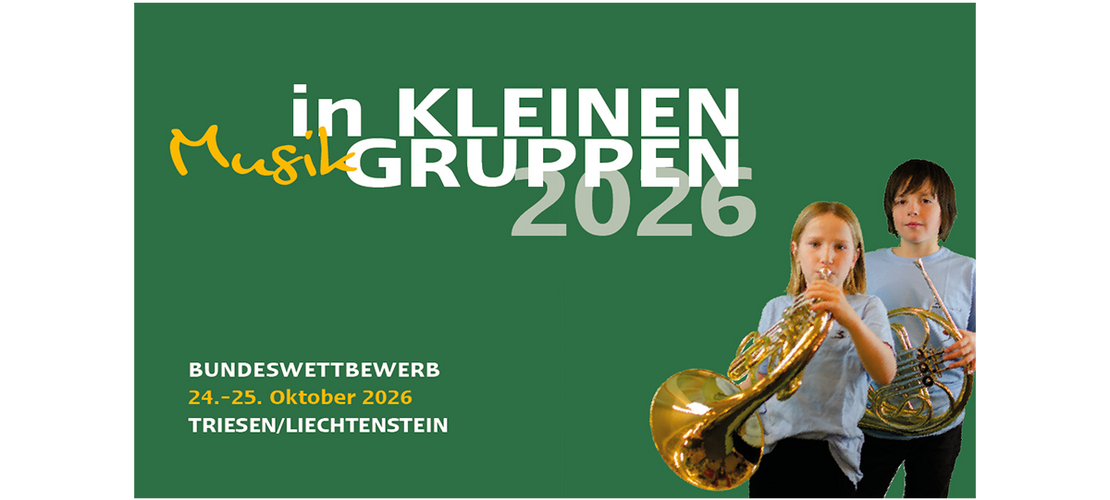 Bundeswettbewerb „Musik in kleinen Gruppen“ 2026 Zwei SchülerInnen spielen auf goldenen Hörnern vor grünem Hintergrund mit dem Text „Musik in kleinen Gruppen 2026“.