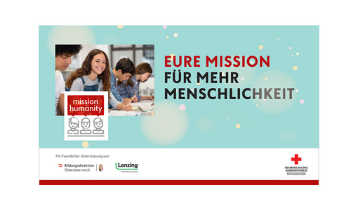 Lächelnde Schülerin arbeitet mit anderen Jugendlichen an einem Tisch. Daneben steht auf einem Hintergrund mit sanften Seifenblasen: „Eure Mission für mehr Menschlichkeit“, ergänzt durch das Logo „mission humanity“ und die Logos der Unterstützer.