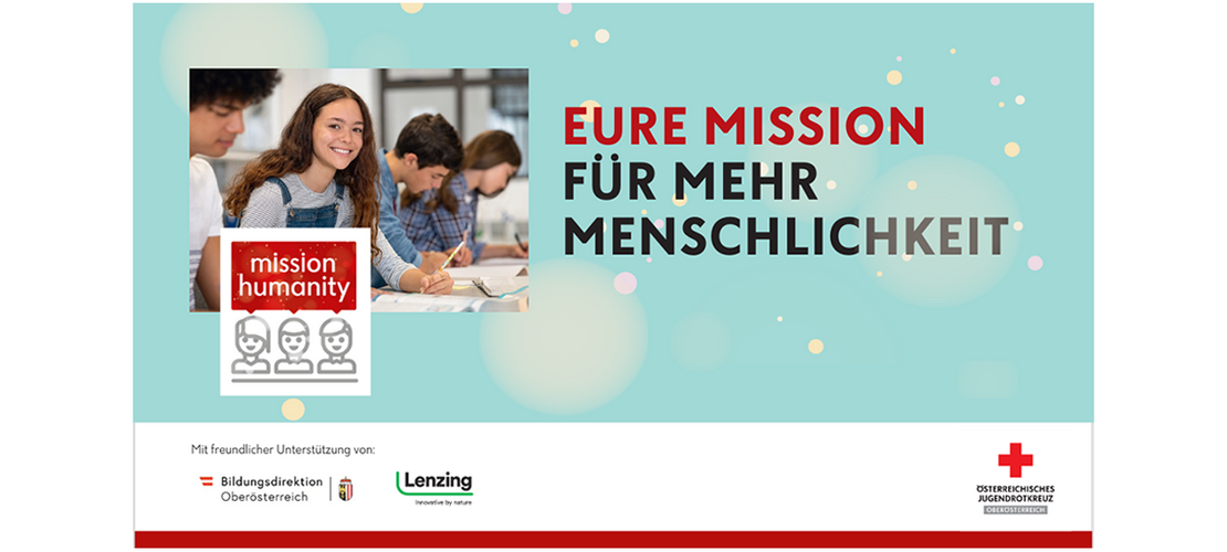 Lächelnde Schülerin arbeitet mit anderen Jugendlichen an einem Tisch. Daneben steht auf einem Hintergrund mit sanften Seifenblasen: „Eure Mission für mehr Menschlichkeit“, ergänzt durch das Logo „mission humanity“ und die Logos der Unterstützer.