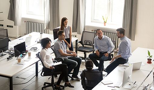 5 Lehrer besprechen in einer Konferenz