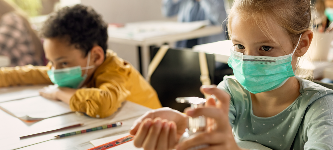 Schüler mit Maske beim Lernen in der Klasse