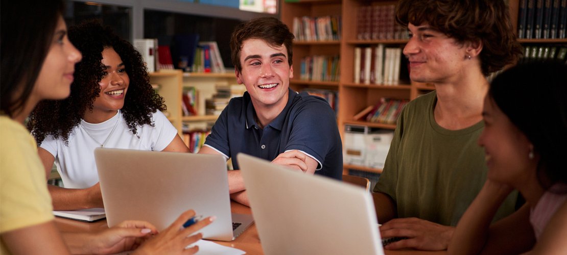 Jugendliche bereiten sich in der Schule auf ihren Beruf vor