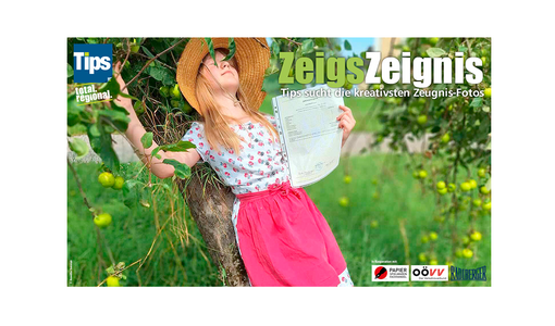 Mädchen unter einem Baum mit ihrem Zeugnis