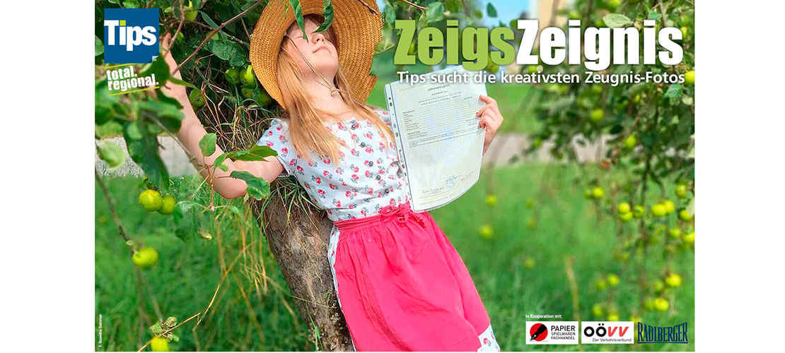 Mädchen unter einem Baum mit ihrem Zeugnis