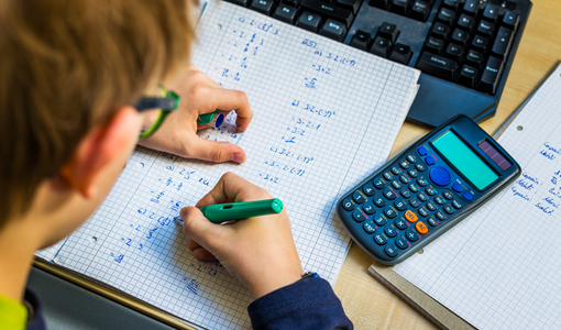 Jugendlicher beim Mathematik Lernen