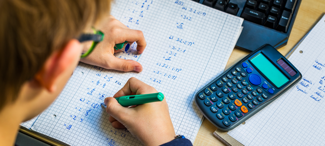 Jugendlicher beim Mathematik Lernen