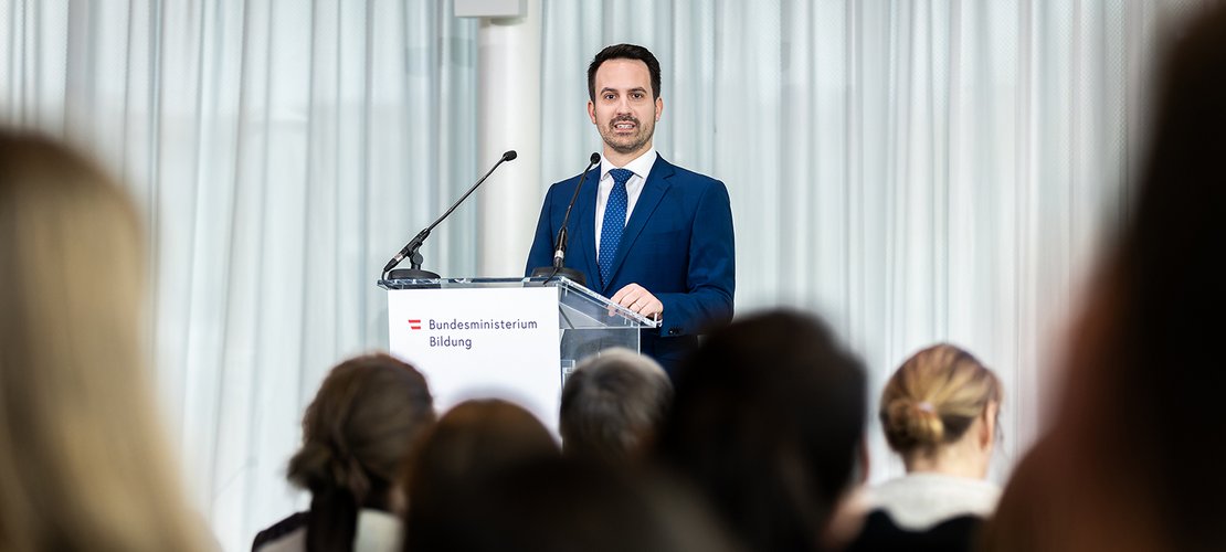 Bildungsminister Christoph Wiederkehr präsentiert den Plan Zukunft.