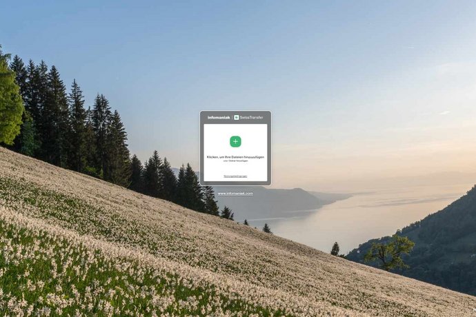 Screenshot der Startseite von SwissTransfer mit Upload-Fenster vor einer Berg- und Seelandschaft. Nutzer:innen können Dateien per Klick oder Drag-and-drop zum sicheren Versand hinzufügen.