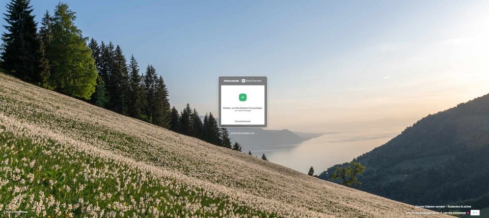 Screenshot der Startseite von SwissTransfer mit Upload-Fenster vor einer Berg- und Seelandschaft. Nutzer:innen können Dateien per Klick oder Drag-and-drop zum sicheren Versand hinzufügen.