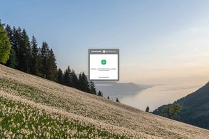 Screenshot der Startseite von SwissTransfer mit Upload-Fenster vor einer Berg- und Seelandschaft. Nutzer:innen können Dateien per Klick oder Drag-and-drop zum sicheren Versand hinzufügen.